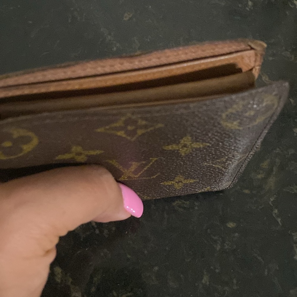 Authentic Louis Vuitton vintage wallet, monogram
Needs love on inside (inside) - Picture 7 of 9